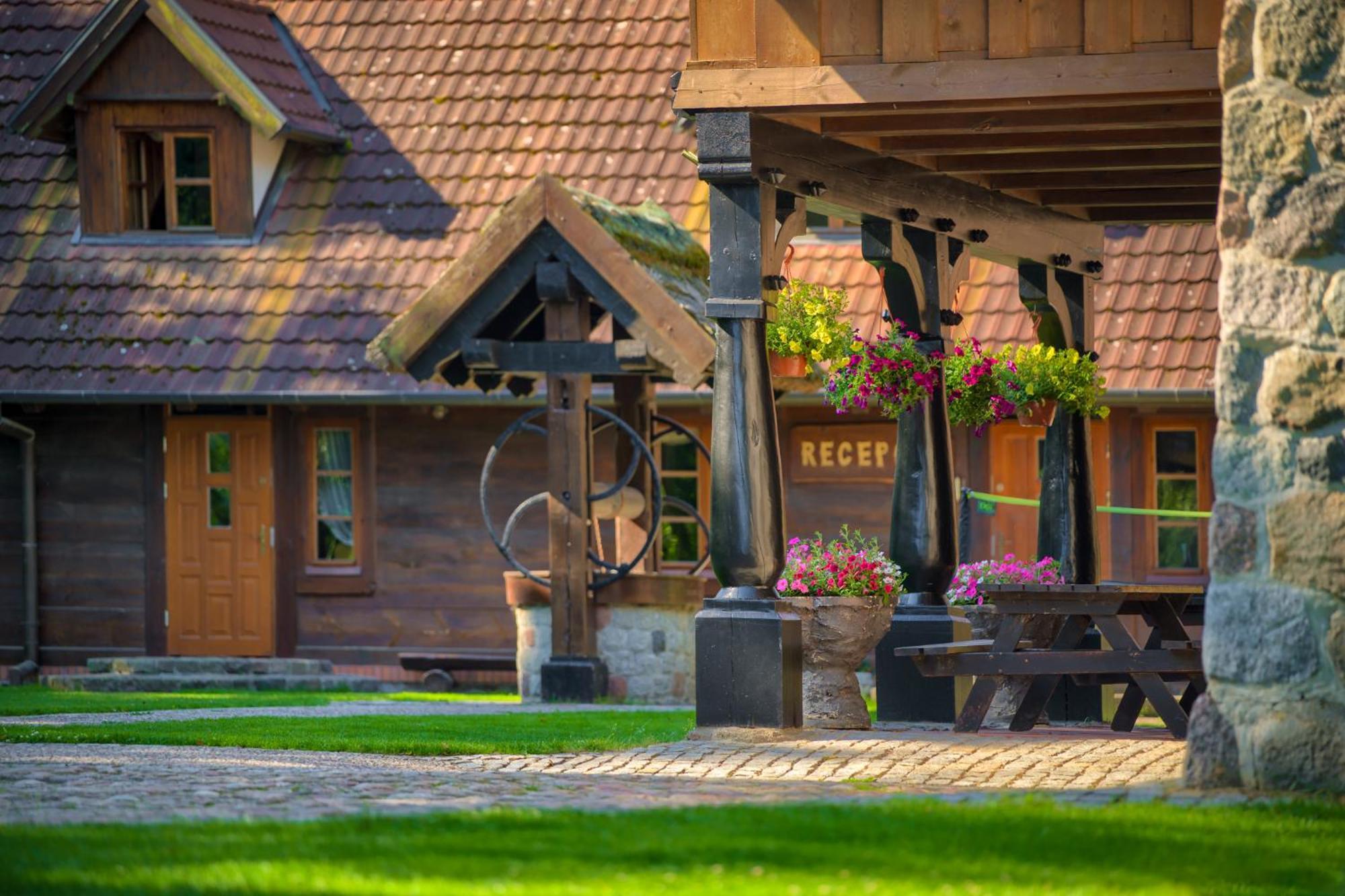 Hotel Dworek Wapionka Górzno Exteriör bild